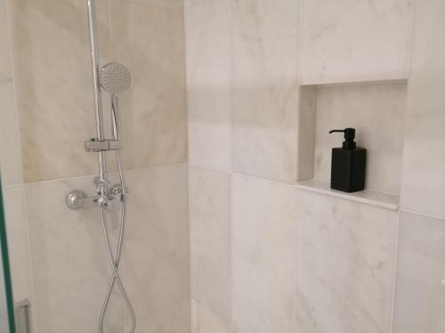 een douche met een douchekop in de badkamer bij Apartments Madeira Barreirinha in Funchal