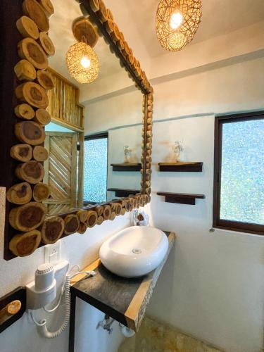Bilik mandi di Xcabal Hotel boutique