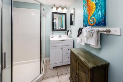 La salle de bains est pourvue d'une douche, d'un lavabo et d'un miroir. dans l'établissement Pelican Isle 116, à Fort Walton Beach
