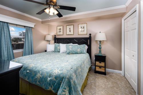 - une chambre avec un lit et un ventilateur de plafond dans l'établissement Pelican Isle 116, à Fort Walton Beach
