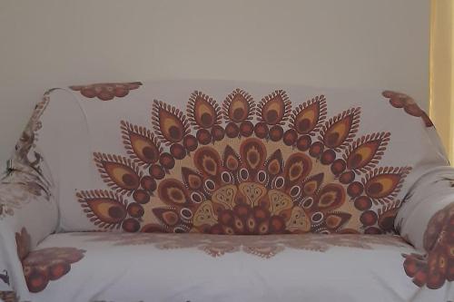 - un canapé avec un oreiller orné de fleurs dans l'établissement Casa&Cantina, à Senise