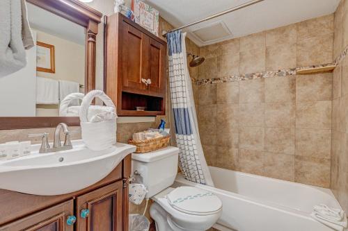 Harbour Beach Resort 611 في دايتونا بيتش: حمام مع حوض ومرحاض وحوض استحمام