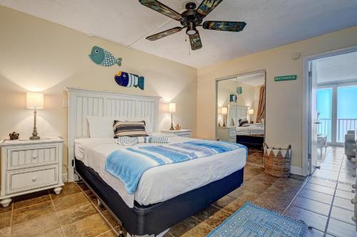 Harbour Beach Resort 611 في دايتونا بيتش: غرفة نوم بسرير ومروحة سقف