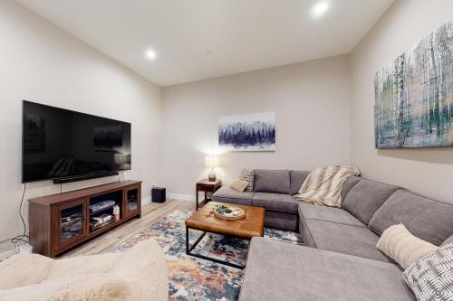 TV a/nebo společenská místnost v ubytování Luxurious Escape