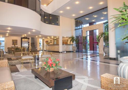 un vestíbulo con una mesa en medio de un edificio en Lord Plaza Hotel, en Teixeira de Freitas