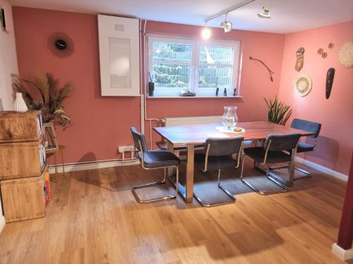 ein Esszimmer mit einem Tisch und Stühlen in der Unterkunft Neu renoviert - Gemütliche Wohnung - 30 min bis Hamburg & Ostsee in Grönwohld