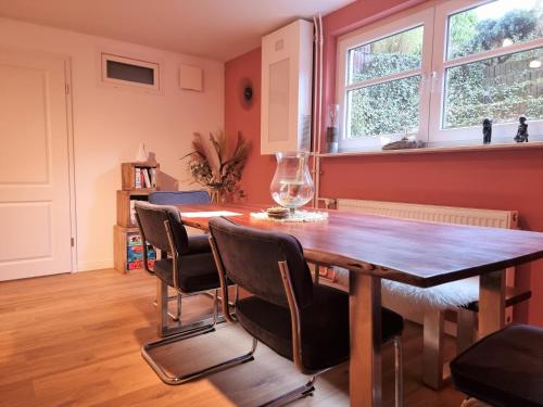 a dining room with a wooden table and chairs at Nähe Hamburg Lübeck Ostsee - BBQ - Garten - Parkplatz in Grönwohld