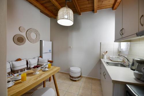 Cristina's House, Elegant Boho residence walk to Adamas Port