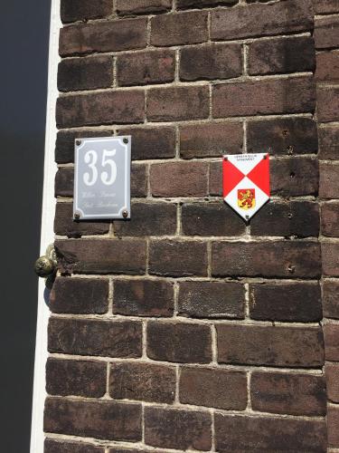 a brick wall with a speed limit sign on it at B&B appartement Rebel and Moon in het centrum van Alblasserdam in Alblasserdam