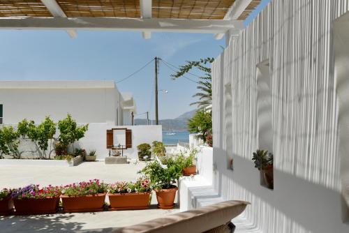 Cristina's House, Elegant Boho residence walk to Adamas Port