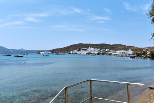 Cristina's House, Elegant Boho residence walk to Adamas Port