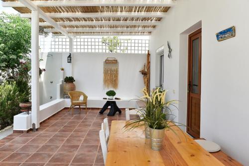 Cristina's House, Elegant Boho residence walk to Adamas Port