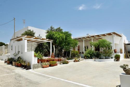 Cristina's House, Elegant Boho residence walk to Adamas Port