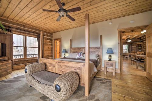 - une chambre avec un lit et un ventilateur de plafond dans l'établissement Luxury Cabin Rental in Franklin with Private Hot Tub, à Franklin