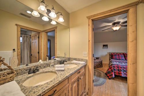 La salle de bains est pourvue de 2 lavabos et d'un grand miroir. dans l'établissement Luxury Cabin Rental in Franklin with Private Hot Tub, à Franklin