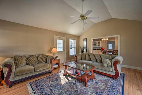 Ein Sitzbereich in der Unterkunft Serene Blue Ridge Getaway in Galax with Yard!