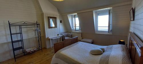 a bedroom with a bed with a white bedspread at L'ESTRAN in Saint-Valery-sur-Somme