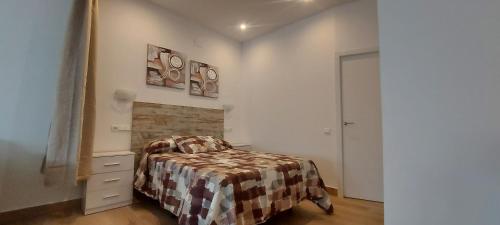una piccola camera con letto e camino di La casita de Margo a Málaga