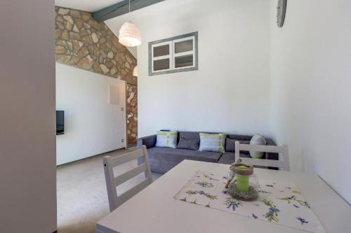 a living room with a table and a couch at Meer in Nerezine