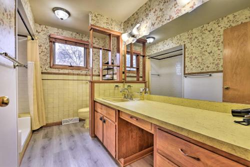 La salle de bains est pourvue d'un lavabo et de toilettes. dans l'établissement Vacation Rental about 8 Mi to KeyBank Center!, à Buffalo