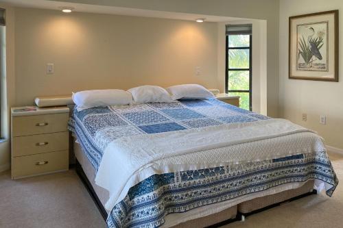 um quarto com uma cama, uma cómoda e uma janela em Myakka Magic em Port Charlotte