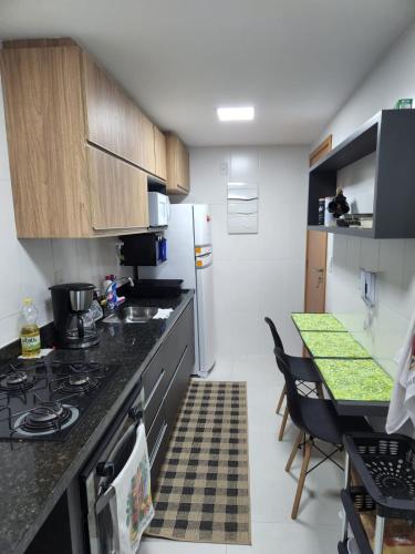 Η κουζίνα ή μικρή κουζίνα στο Apartamento com Garagem Cabo Frio