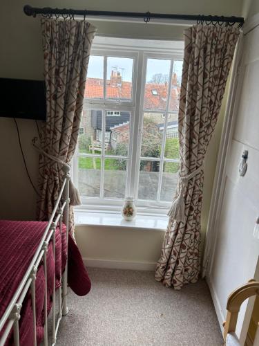 Postel nebo postele na pokoji v ubytování 2 bedroomed cottage near quay