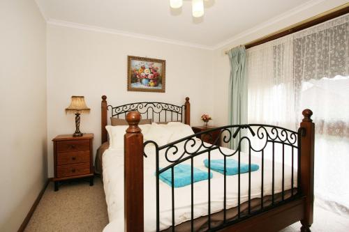 un dormitorio con una cama y una ventana en Rent Melbourne, en Melbourne