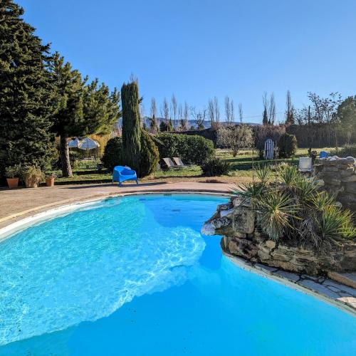 einen Pool mit blauem Wasser im Hof in der Unterkunft Chambre chez Manon en Luberon in Lagnes