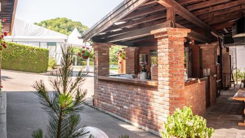 an outdoor kitchen in a brick building at Hotel & Restaurant Se-Mi in Veliko Trgovišće