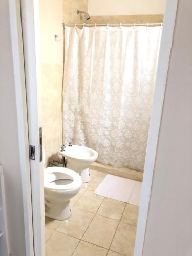 La salle de bains est pourvue de toilettes et d'un lavabo. dans l'établissement Duplex Boulevard, à Viedma
