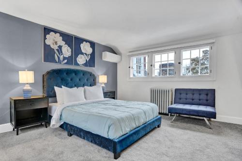 ランバートビルにあるChimney Hill Estate Innのベッドルーム(青いベッド1台、青い椅子付)