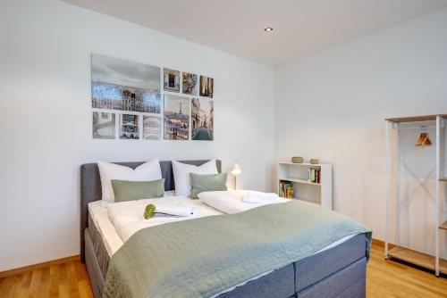 Kaza Guesthouse, centrally located 2 & 3 bedroom Apartments in Augsburg في اوغسبورغ: غرفة نوم بسرير كبير في غرفة