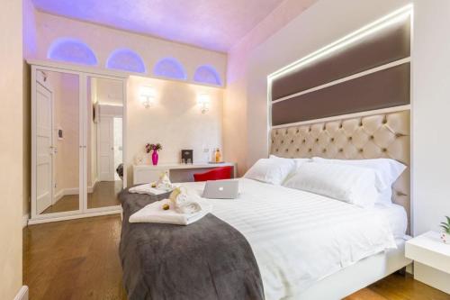 Un ou plusieurs lits dans un hébergement de l'établissement Piazza Venezia Luxury Suite