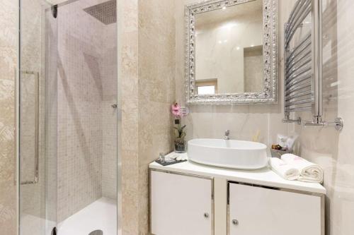 Salle de bains dans l'établissement Piazza Venezia Luxury Suite