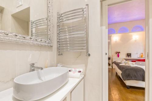 Un ou plusieurs lits dans un hébergement de l'établissement Piazza Venezia Luxury Suite