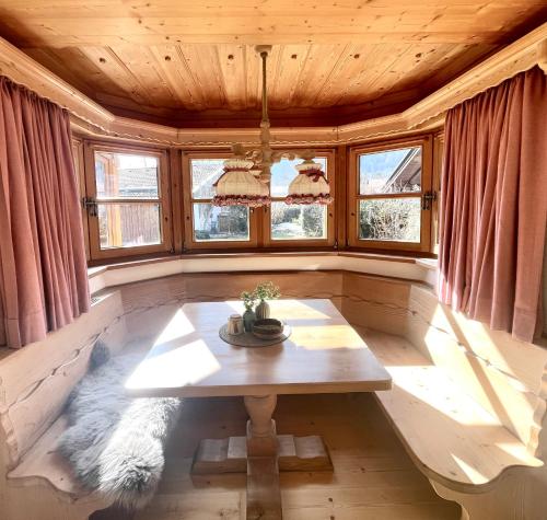 Posezení v ubytování Ferienhaus Weißachdamm am Tegernsee