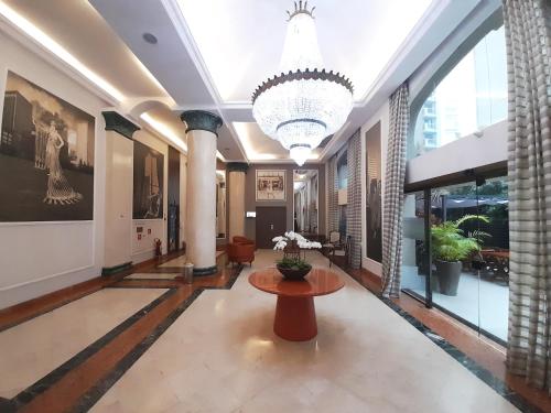 a lobby with a table and a chandelier at INCRIVEL Flat proximo Shoppings JK e Vila Olimpia in Sao Paulo