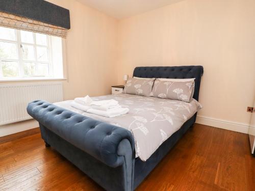 ランカスターにあるBilboのベッドルーム(大型ベッド1台、青いソファ付)