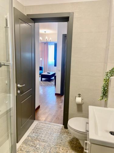 un bagno con WC e lavandino di Lazar Loft a Iaşi