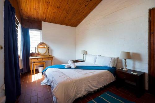 Postel nebo postele na pokoji v ubytování 8 Hewitt @ Tiffany's