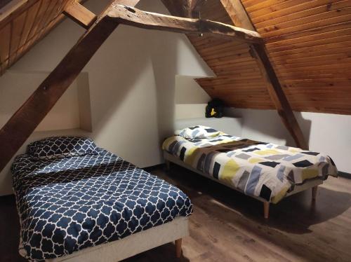 1 Schlafzimmer mit 2 Betten im Dachgeschoss in der Unterkunft maison in Forest-Montiers