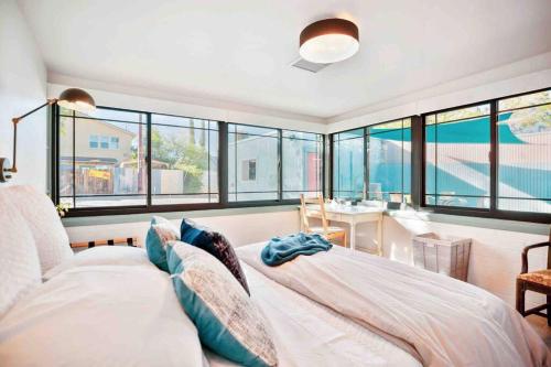 Кровать или кровати в номере Quail Cottage Clarkdale-Renovated Historic Cottage Sedona Jerome Wineries