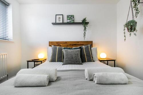 a bedroom with a large bed with two night stands at 2 Bed Townhouse with Free Parking in Nottingham