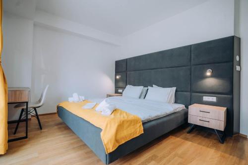 Una cama o camas en una habitación de Darki Apartments 4 - Very Central 100 Square Meters,Two Bedrooms,Free Parking