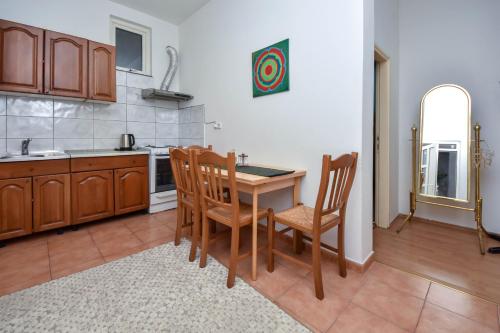 - une cuisine avec une table et des chaises dans la chambre dans l'établissement Apartment Studenac, à Banja Luka