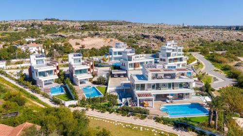 Πισίνα στο ή κοντά στο Palace of Mediterranean Beachfront Villa
