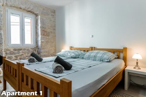 ein Schlafzimmer mit einem großen Bett in einem Zimmer in der Unterkunft Valentina Apartments Vodice in Vodice