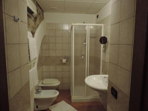 y baño con ducha, aseo y lavamanos. en Tenuta Chianchito en San Giovanni Rotondo