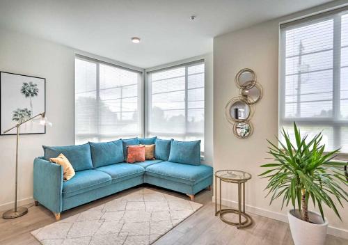 een blauwe bank in een woonkamer met ramen bij NEW! Stylish Townhome in Ballard in Seattle